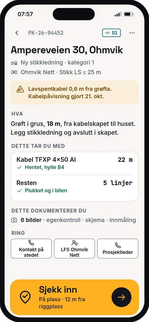 Et jobbkort på telefonen: en advarsel om kabel i nærheten først, så hva som skal gjøres, hva som skal være med, og en stor knapp for å sjekke inn.