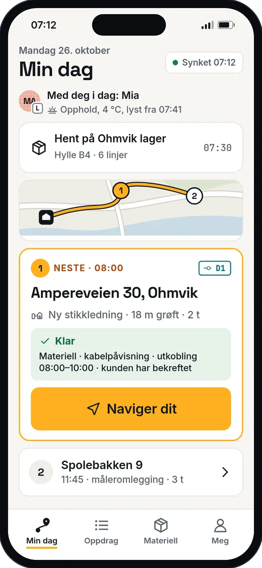 En telefon med dagens plan: hent materiell på lageret, en rute med to stopp, og neste oppdrag klart med knappen «Naviger dit».